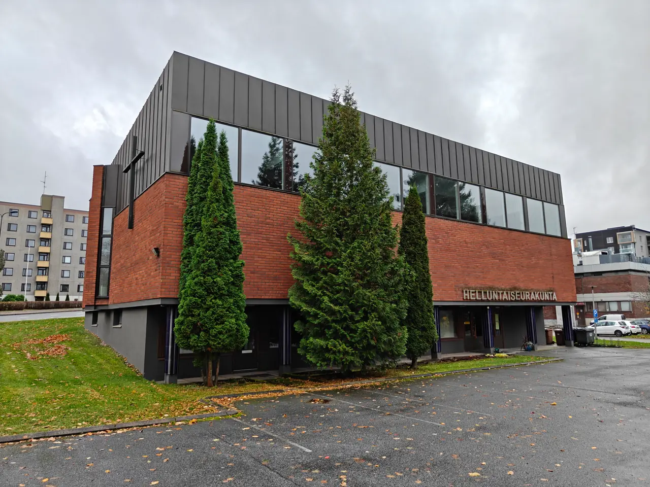 Seurakunnan tiilinen kirkkorakennus Välimäenkadulla